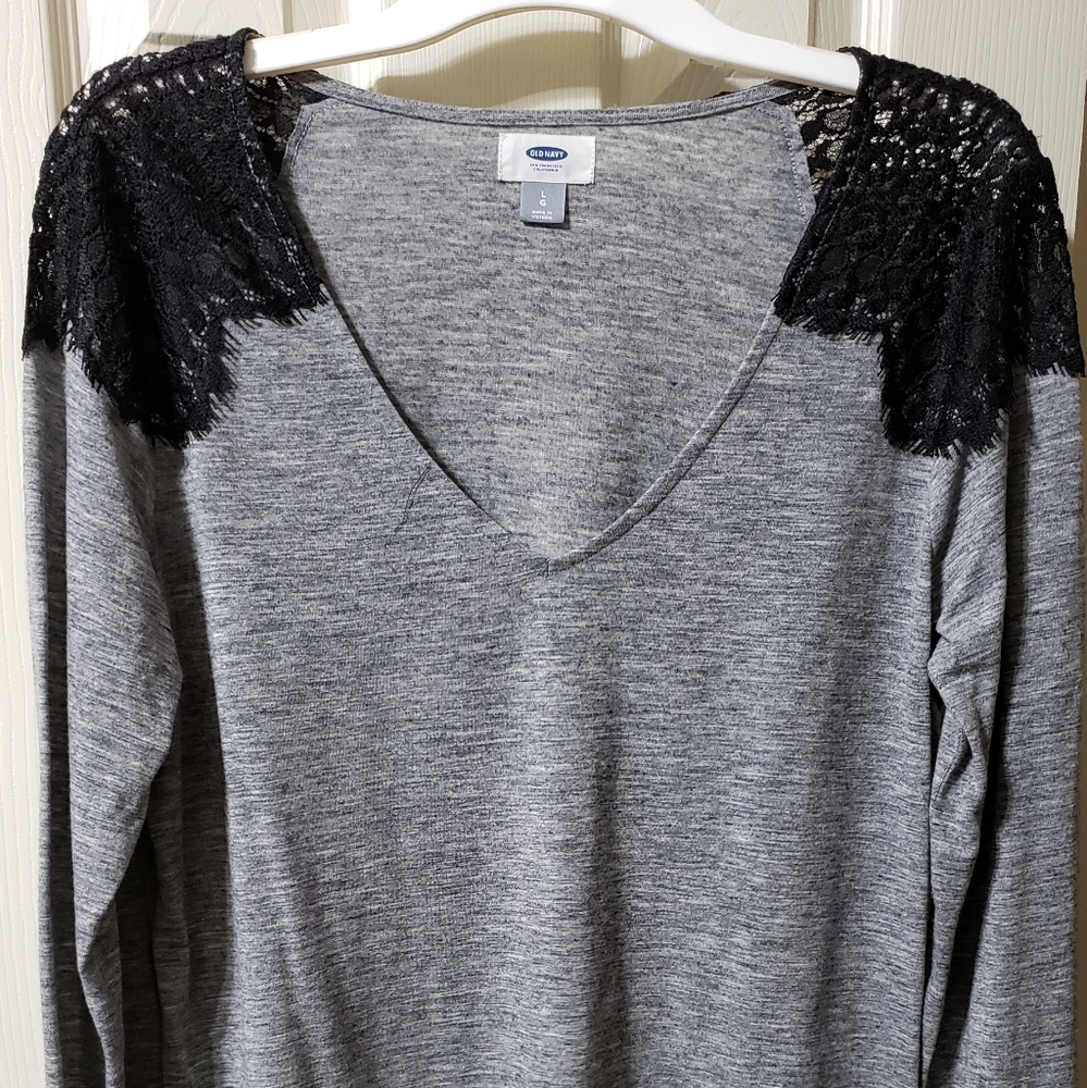 Lace shoulder long sleeved tee
